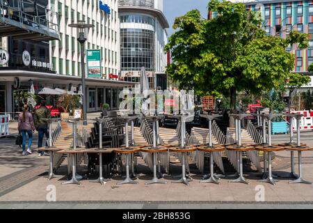 Gestapelte Stühle und Tische aus verschiedenen Gastronomiebetrieben, am Kennedyplatz, geschlossene Cafés, Kneipen, Restaurants, Auswirkungen der Koronakrise in Esse Stockfoto