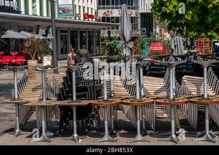 Gestapelte Stühle und Tische aus verschiedenen Gastronomiebetrieben, am Kennedyplatz, geschlossene Cafés, Kneipen, Restaurants, Auswirkungen der Koronakrise in Esse Stockfoto