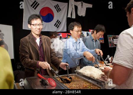 Austin Texas USA, 18. November 2009: Internationale Studenten der University of Texas aus Korea servieren traditionelle koreanische Küche bei der jährlichen Internationalen Nacht-Feier auf dem Campus. Die Veranstaltung umfasst Essen, Trinken und Tanzen, die ein Dutzend Kulturen vorstellen, die von ausländischen Studenten vertreten werden. ©Bob Daemmrich Stockfoto