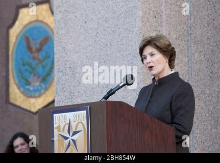 Austin Texas USA, Dezember 3 2009: Die ehemalige First Lady Laura Bush spricht bei der Einweihung der Texas State Library and Archives als nationales literarisches Wahrzeichen vor der Menge. ©Bob Daemmrich Stockfoto