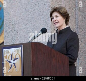 Austin Texas USA, Dezember 3 2009: Die ehemalige First Lady Laura Bush spricht bei der Einweihung der Texas State Library and Archives als nationales literarisches Wahrzeichen vor der Menge. ©Bob Daemmrich Stockfoto