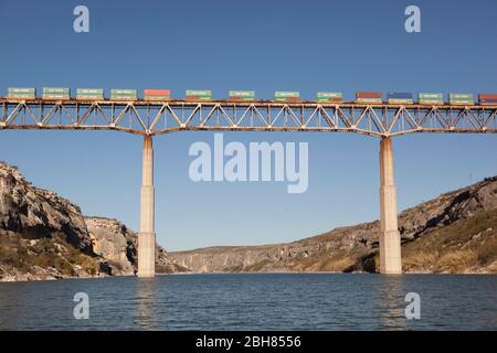 Val Verde County Texas USA, 1. Januar 2010: Güterwagen fuhren nach El Paso und weisen nach Westen über die Eisenbahnbrücke über den Pecos River in der Nähe seines Zusammenflusses mit dem Rio Grande River im Südwesten von Texas. Die Bahnstrecke durch den entlegenen Westen von Texas ist eine wichtige kommerzielle Verbindung zur Westküste. ©Bob Daemmrich Stockfoto