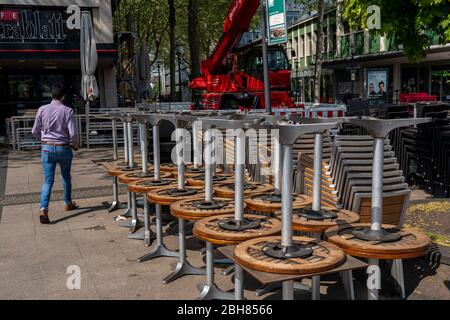 Gestapelte Stühle und Tische aus verschiedenen Gastronomiebetrieben, am Kennedyplatz, geschlossene Cafés, Kneipen, Restaurants, Auswirkungen der Koronakrise in Esse Stockfoto