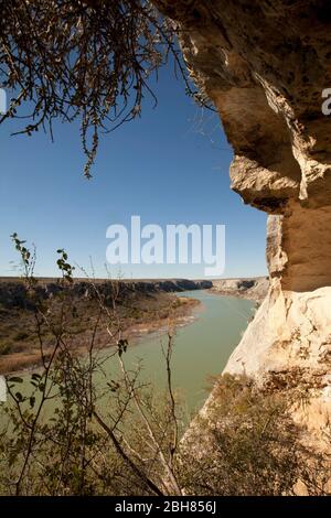 Val Verde County Texas USA, Januar 1 2010: Die zerklüfteten Klippen über dem Rio Grande River, die nach Westen in Richtung Langtry, TX, blicken (mit Mexiko auf der linken Seite), bilden eine natürliche Barriere gegen Schmuggel und Menschenhandel entlang der Grenze zwischen den Vereinigten Staaten und Mexiko. ©Bob Daemmrich Stockfoto