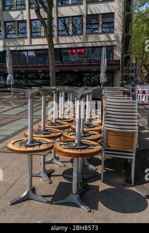 Gestapelte Stühle und Tische aus verschiedenen Gastronomiebetrieben, am Kennedyplatz, geschlossene Cafés, Kneipen, Restaurants, Auswirkungen der Koronakrise in Esse Stockfoto