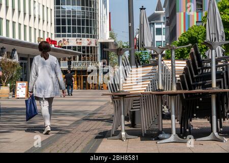 Gestapelte Stühle und Tische aus verschiedenen Gastronomiebetrieben, am Kennedyplatz, geschlossene Cafés, Kneipen, Restaurants, Auswirkungen der Koronakrise in Esse Stockfoto