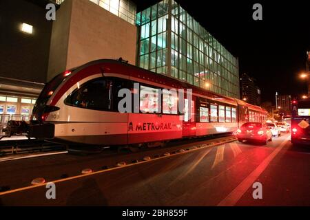 Austin Texas USA, März 22 2010: Nach fast 30 Jahren Anstrengungen mit Starts, Stops und Starting Again rollt der erste Pendlerzug im Metro-Gebiet von Austin seit mehr als 50 Jahren von den aufkeimenden nördlichen Vororten in die Innenstadt von Austin. Die Capital Metro Red Line von Leander zieht neugierige Fahrer und eifrige Pendler an, die sich auf ihren ersten Lauf befinden. ©Bob Daemmrich Stockfoto