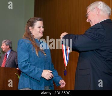 Austin Texas USA, März 29 2010: Community College Student erhält eine Medaille, weil er in das Texas All-Academic Team in Zeremonien in der LBJ Library aufgenommen wurde. Studenten aller Altersgruppen werden ermutigt, nach dem Abschluss zu vier-jährigen Institutionen vorzurücken. ©Bob Daemmrich Stockfoto