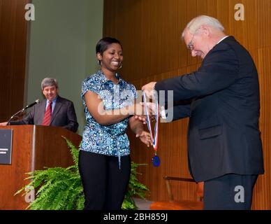 Austin Texas USA, März 29 2010: Schwarze weibliche Community-College-Studentin erhält eine Medaille, weil sie in das Texas All-Academic Team bei Zeremonien in der LBJ Library benannt wurde. Studenten aller Altersgruppen werden ermutigt, nach dem Abschluss zu vier-jährigen Institutionen vorzurücken. ©Bob Daemmrich Stockfoto