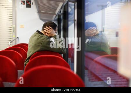 Austin Texas USA, März 22 2010: Nach fast 30 Jahren Anstrengungen mit Starts, Stops und Starting Again rollt der erste Pendlerzug im Metro-Gebiet von Austin seit mehr als 50 Jahren von den aufkeimenden nördlichen Vororten in die Innenstadt von Austin. Die Capital Metro Red Line von Leander zieht neugierige Fahrer und eifrige Pendler an, die sich auf ihren ersten Lauf befinden. ©Bob Daemmrich Stockfoto