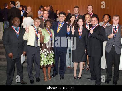 Austin Texas USA, März 29 2010: Community College Studenten posieren für Gruppenbilder, nachdem sie als Mitglieder des Texas All-Academic Teams bei Zeremonien in der LBJ Library anerkannt wurden. Studenten aller Altersgruppen werden ermutigt, nach dem Abschluss zu vier-jährigen Institutionen vorzurücken. ©Bob Daemmrich Stockfoto