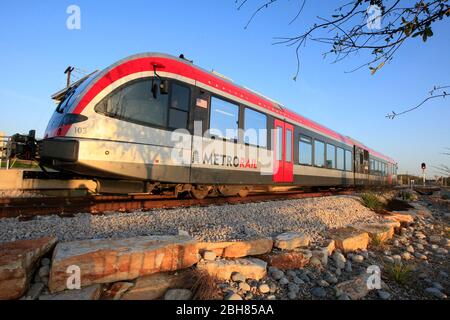 Austin Texas USA, März 22 2010: Nach fast 30 Jahren Anstrengungen mit Starts, Stops und Starting Again rollt der erste Pendlerzug im Metro-Gebiet von Austin seit mehr als 50 Jahren von den aufkeimenden nördlichen Vororten in die Innenstadt von Austin. Die Capital Metro Red Line von Leander zieht neugierige Fahrer und eifrige Pendler an, die sich auf ihren ersten Lauf befinden. ©Bob Daemmrich Stockfoto