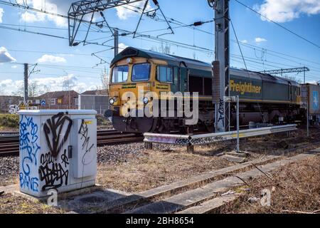 Freightliner 66 Diesel Lokomotive 66556 Zugwaggons auf dem Streckenabschnitt zwischen Camden Road und Caledonian Road in London, England Stockfoto