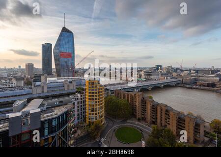 Das Stadtbild Londons wird von der Aussichtebene des Blavatnik Building, Tate Modern, London, aus gesehen Stockfoto