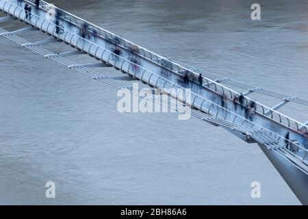 Lange Sicht auf Fußgänger, die über die Millennium Bridge gehen, von der Aussichtebene des Blavatnik Building, Tate Modern, London aus gesehen Stockfoto