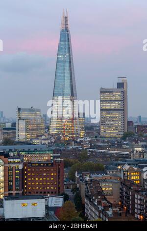 Blick auf die Stadt mit dem Shard von der Aussichtebene des Blavatnik Building, Tate Modern, London Stockfoto