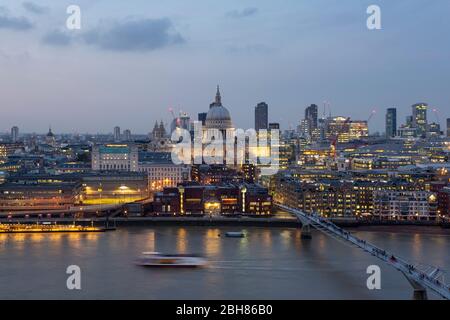 Stadtansicht der St. Paul's Cathedral von der Aussichtebene des Blavatnik Building, Tate Modern, London Stockfoto