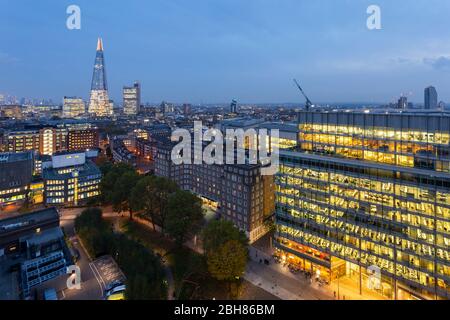 Blick auf die Stadt mit dem Shard im Hintergrund, wie von der Aussichtebene des Blavatnik Building, Tate Modern, London Stockfoto