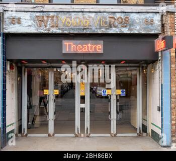 Eintritt zum Young Vic Theater in The Cut, London, das mit dem Old Vic verbunden ist und für die Förderung neuer Talente und Künstler bekannt ist Stockfoto