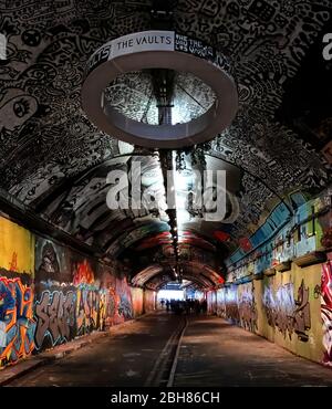 Leake Street Arches, Unterhaltungs- und Restaurantbetrieb unterhalb der Waterloo Station in London, wo Graffiti erlaubt ist und die Wände schmückt Stockfoto