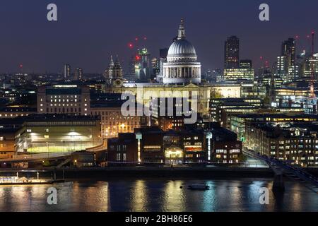 Stadtansicht der St. Paul's Cathedral von der Aussichtebene des Blavatnik Building, Tate Modern, London Stockfoto