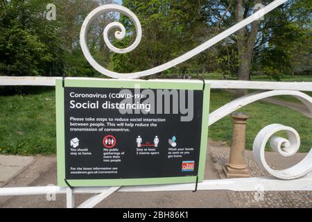 Soziale Distanzierungszeichen, die vom EDDC des East Devon District Council am Eingang zum Mauthaus-Tor zum Byes Park, Sidmouth, Devon, angebracht wurden. Stockfoto