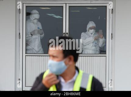 Beamte, die Schutzanzüge tragen, werden während der Coronavirus-Krise (COVID-19) auf dem internationalen Flughafen Don Mueang in Bangkok gesehen. Thailand hat bisher 2,854 Fälle von COVID-19 Coronavirus gemeldet, wobei die meisten Fälle in der Hauptstadt Bangkok gemeldet wurden. Stockfoto