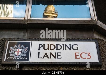 Pudding Lane, London, Straßenschild - der Ort des Starts des Great Fire of London, in einem Bäckerladen am Sonntag, 2. September 1666 Stockfoto
