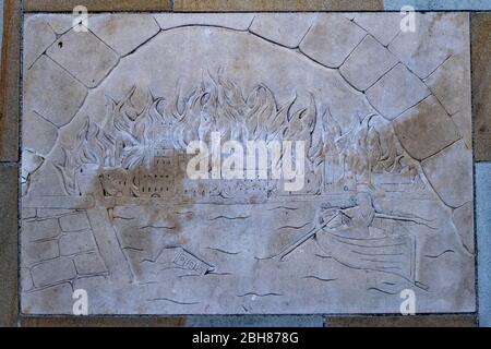 Seething Lane Gardens, London, EC3, gravierte Steinplatte mit dem großen Brand von London 1666, der die Stadt von der Themse verschlingt Stockfoto