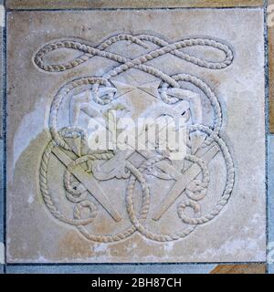 Seeding Lane Garden, London, EC3, Flaggenstein mit Gravur von Ankern und Seilen, die mit dem Navy Office und Samuel Pepys in Verbindung stehen Stockfoto
