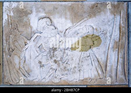 Seething Lane Garden, London, EC3, Flaggenstein mit Gravur einer Punch- und Judy-Show im 17. Stil, die mit dem Leben von Samuel Pepys in Verbindung steht Stockfoto