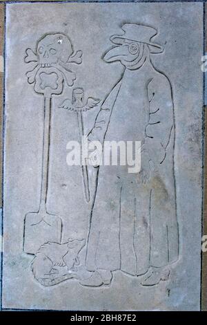 Seething Lane Garden, London, EC3, gravierte Steinplatte des 17. Jahrhunderts Grabgräber der Großen Pest in vollem Schutzkleid mit Spaten mit Totenkopf Stockfoto