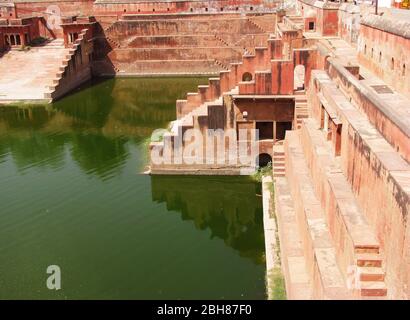 Rajasthani traditionelle Schritt Brunnen oder Baori oder kund für Badezwecke von Königinnen Stockfoto