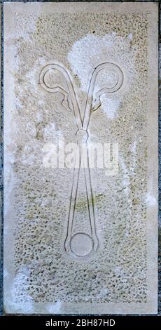 Seething Lane Garden, London, EC3, Flaggenstein mit Pinzette, die 1658 verwendet wurde, um den Blasenstein von Samuel Pepys zu entfernen Stockfoto