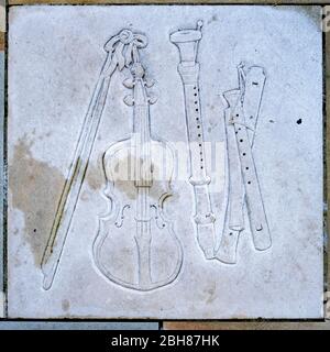 Seething Lane Garden, London, EC3, Flaggenstein mit Gravur von Musikinstrumenten des 17. Jahrhunderts, die mit dem Leben von Samuel Pepys in Verbindung stehen Stockfoto