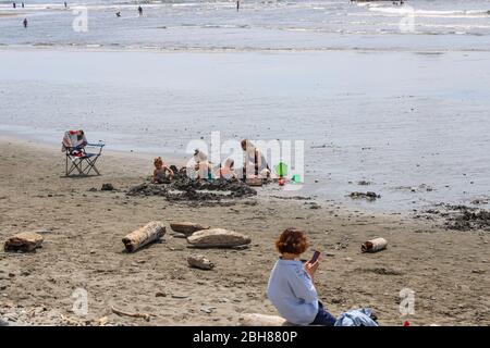 Strandbesucher in beliebten Ruby Beach, Forks, Olympic National Park, Washington, USA Stockfoto