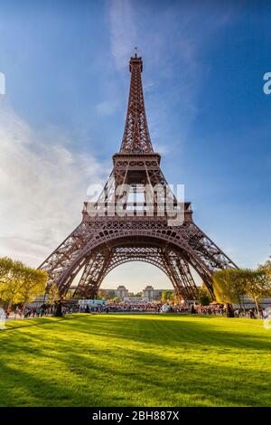 Der Eiffelturm vom Champ de Mars, Paris Stockfoto