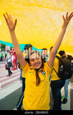 Sao Paulo, SP, Brasilien, 2018/10/21, Demonstration pro Präsidentschaftskandidat Jair Bolsonaro auf Paulista Avenue - junges Mädchen in gelb gekleidet lächelt an Stockfoto