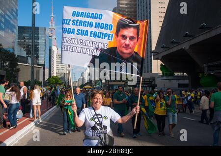 Sao Paulo, SP, Brasilien, 2018/10/21, Demonstration pro Präsidentschaftskandidat Jair Bolsonaro auf Paulista Avenue -Dame hält Schild liest Danke Moro an Stockfoto