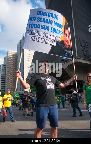 Sao Paulo, SP, Brasilien, 2018/10/21, Demonstration pro Präsidentschaftskandidat Jair Bolsonaro auf Paulista Avenue - Mann hält Zeichen, das liest Danke Mo Stockfoto