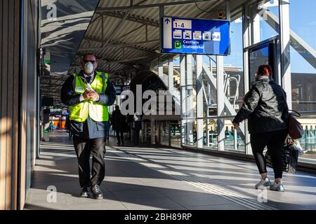 S-HERTOGENBESCH, 21-03-2020, dutchnews, Corona-Virus, leere öffentliche Verkehrsmittel, fast vollständig leerer Bahnhof durch das Corona-Virus in Õs-Hertogenbosch Stockfoto