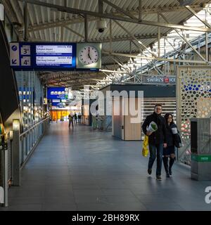 S-HERTOGENBESCH, 21-03-2020, dutchnews, Corona-Virus, leere öffentliche Verkehrsmittel, fast vollständig leerer Bahnhof durch das Corona-Virus in Õs-Hertogenbosch Stockfoto