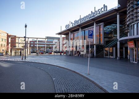 S-HERTOGENBESCH, 21-03-2020, dutchnews, Corona-Virus, leere öffentliche Verkehrsmittel, leerer Taxistand vor dem Hauptbahnhof s'-Hertogenbosch Stockfoto