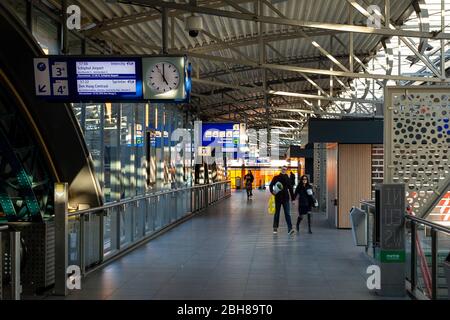 S-HERTOGENBESCH, 21-03-2020, dutchnews, Corona-Virus, leere öffentliche Verkehrsmittel, fast vollständig leerer Bahnhof durch das Corona-Virus in Õs-Hertogenbosch Stockfoto