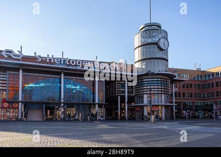 S-HERTOGENBESCH, 21-03-2020, dutchnews, Corona-Virus, leere öffentliche Verkehrsmittel, leerer Eingang am Bahnhof durch das Corona-Virus in Õs-Hertogenbosch Stockfoto