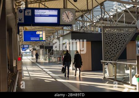 S-HERTOGENBESCH, 21-03-2020, dutchnews, Corona-Virus, leere öffentliche Verkehrsmittel, fast vollständig leerer Bahnhof durch das Corona-Virus in Õs-Hertogenbosch Stockfoto