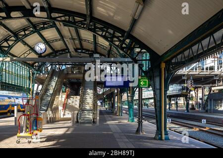 S-HERTOGENBESCH, 21-03-2020, dutchnews, Corona-Virus, leere öffentliche Verkehrsmittel, fast vollständig leerer Bahnhof durch das Corona-Virus in Õs-Hertogenbosch Stockfoto