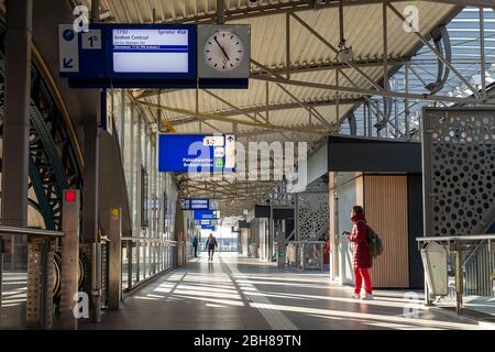 S-HERTOGENBESCH, 21-03-2020, dutchnews, Corona-Virus, leere öffentliche Verkehrsmittel, fast vollständig leerer Bahnhof durch das Corona-Virus in Õs-Hertogenbosch Stockfoto