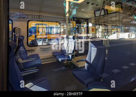 S-HERTOGENBESCH, 21-03-2020, dutchnews, Corona-Virus, leerer öffentlicher Verkehr, leerer Zug wegen des Corona-Virus in Õs-Hertogenbosch Stockfoto