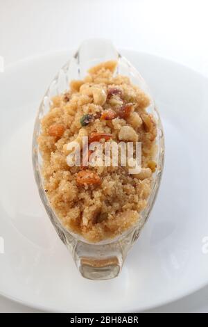 Indisches Süßgericht. Rajasthani Moong Dal Halwa oder Suji ka Halwa Stockfoto